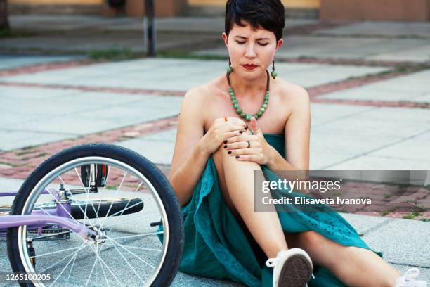 biker teniendo un accidente - down on one knee fotografías e imágenes de stock