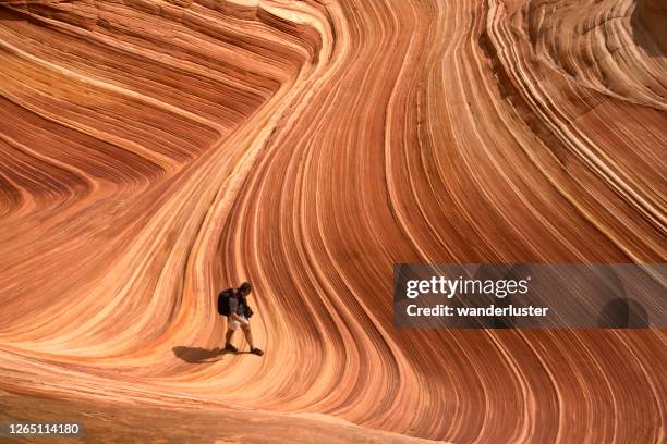 wandern bei the wave in arizona - the wave coyote buttes stock-fotos und bilder