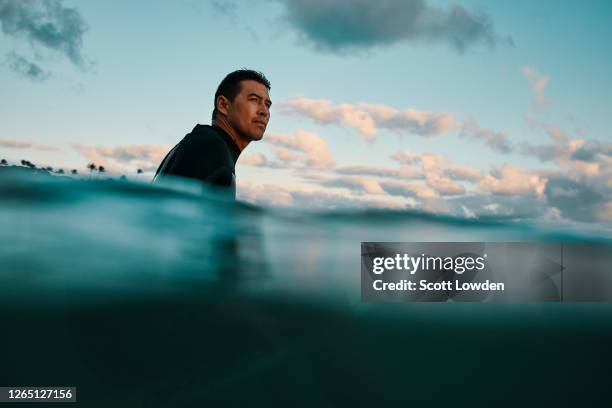 surfing at cromwell's beach hawaii - hawaii fun fotografías e imágenes de stock