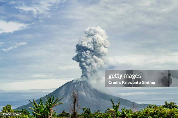 form of hot clouds from mount sinabung - eruption stock-fotos und bilder