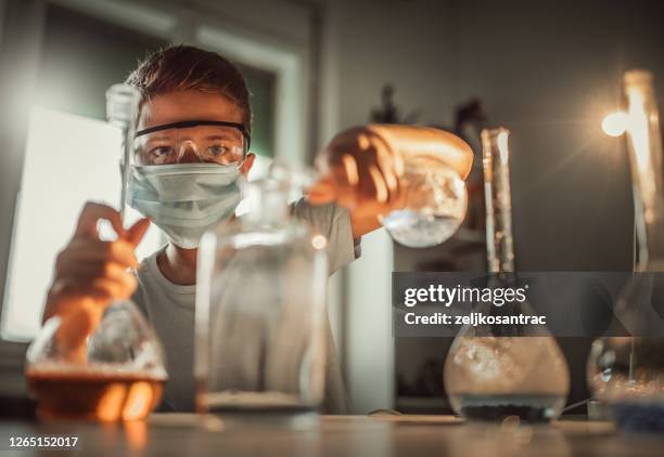 jungen genießen das lernen im heimischen labor. - chemistry class stock-fotos und bilder