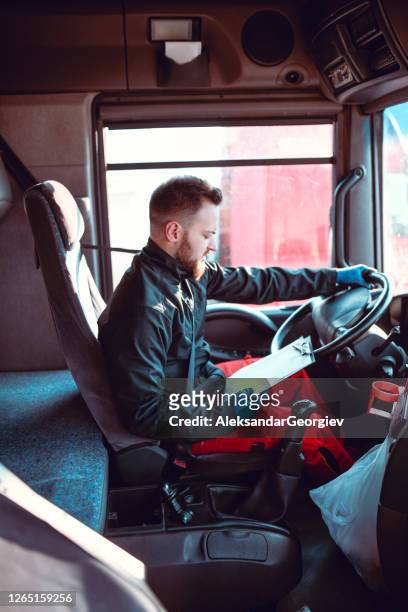 tanker truck driver prüft routenplan auf notizblock - gas truck stock-fotos und bilder
