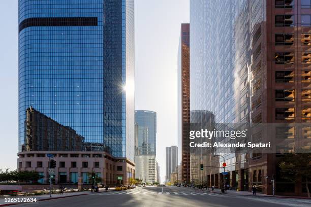 street with office buildings in downtown la, los angeles, california - city of los angeles stockfoto's en -beelden