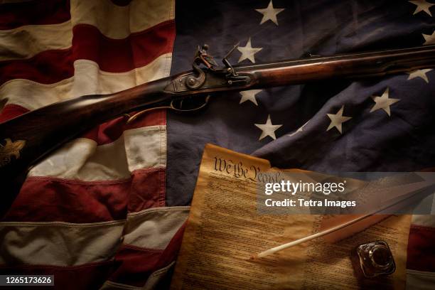 rifle and us constitution lying on american flag - constitution - fotografias e filmes do acervo