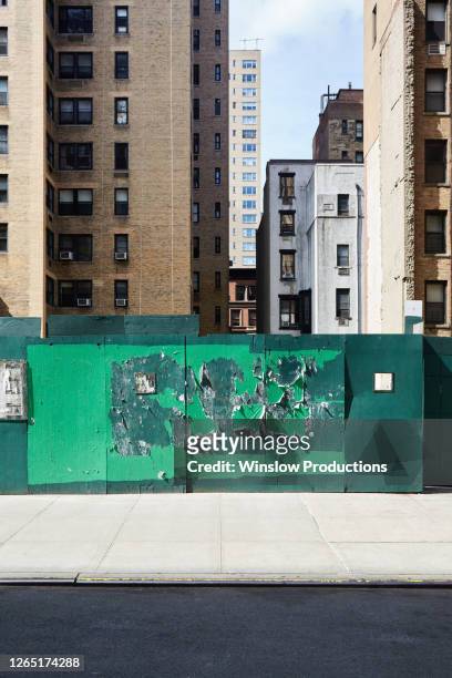 usa, new york, new york city, buildings with poster wall in foreground - poster wand stock-fotos und bilder