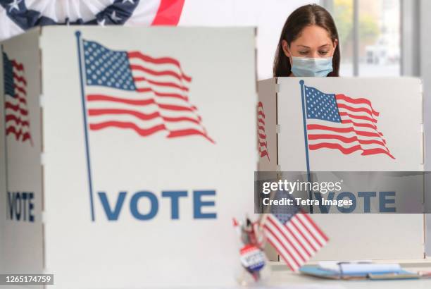 woman in face mask voting - election day fotografías e imágenes de stock