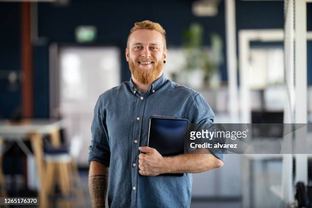 portret van een zekere jonge zakenman - happiness stockfoto's en -beelden
