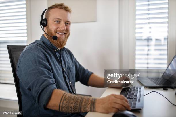man working in a customer service industry - headset imagens e fotografias de stock