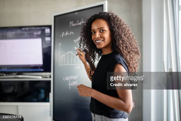 vrouwelijke professionele het geven presentatie - marketing stockfoto's en -beelden