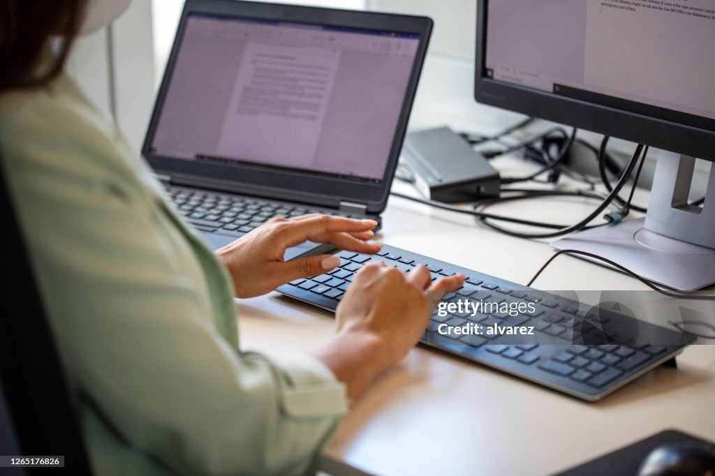 Close-up van een onderneemster die computer gebruikt