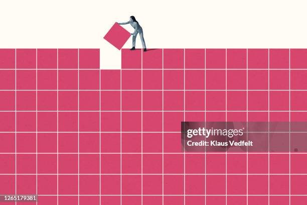 young woman building pink grid pattern - conclusion photos et images de collection