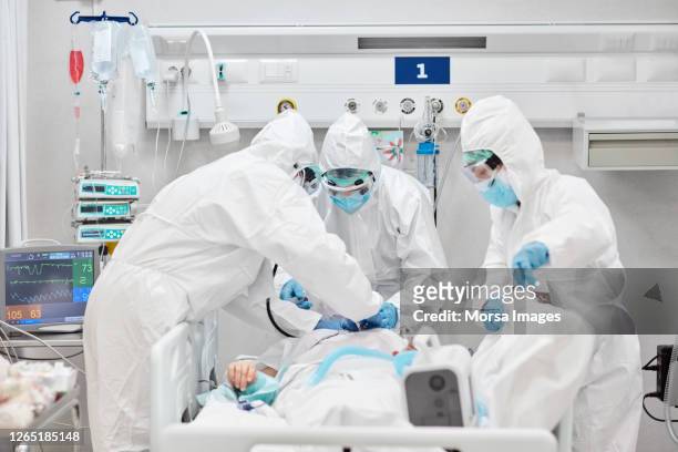 emergency team using ventilator to aid patient breathing - intensive care unit stock pictures, royalty-free photos & images