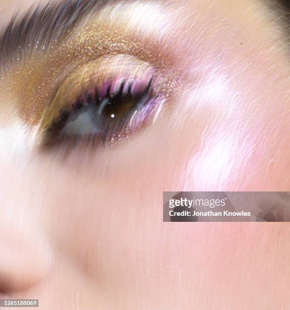 close up glitter eyes - pink eyeshadow stock-fotos und bilder