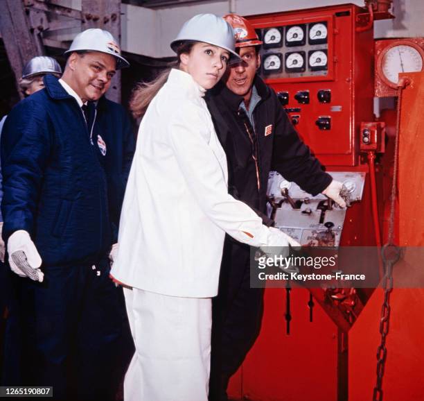 La princesse Anne visite une plate-forme pétrolière au large des côtes de la mer du Nord, en 1969.