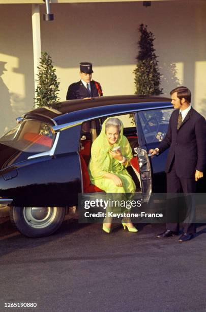 Yvette Labrousse, la bégum Aga Khan III sortant de la voiture pour assister au mariage de Karim Aga Khan IV en 1969.