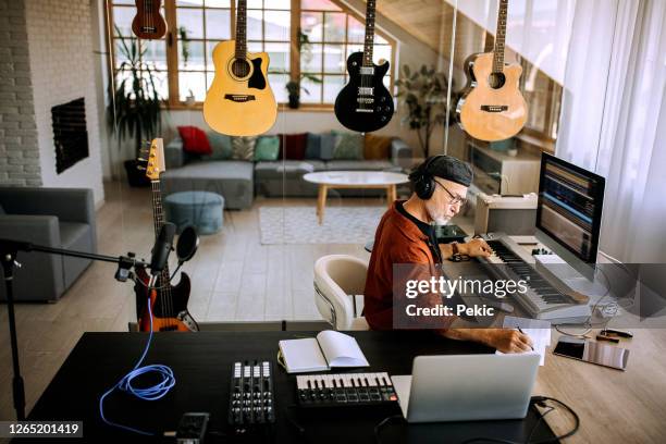 músico senior escribiendo en su estudio de oficina en casa - estudio de grabación fotografías e imágenes de stock