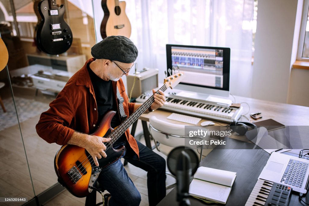 Senior Rock Gitarrist spielt Gitarre in seinem Heimstudio