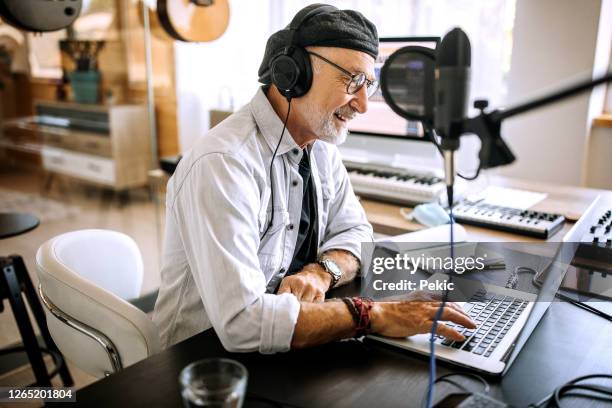 senior radio host podcasting - radio broadcasting stock-fotos und bilder