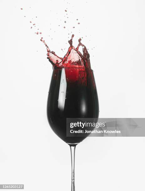 red wine splash - uva merlot imagens e fotografias de stock