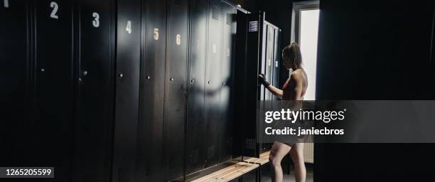 verticale d’une combattante dans le vestiaire. méditer - vestiaires casier sport photos et images de collection