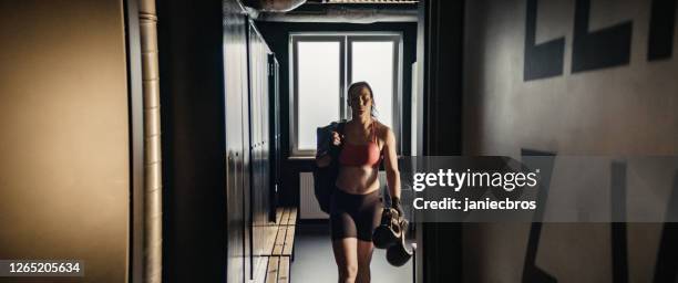 ritratto di combattente donna nello spogliatoio. meditando - locker foto e immagini stock