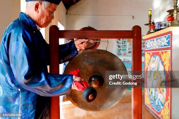 Gong Using Vietnamese Gongs Photos and Premium High Res Pictures - Getty Images