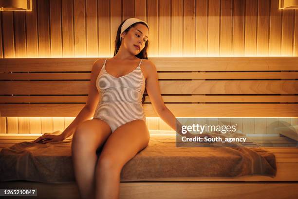 attraktive junge frau entspannen in der sauna - sauna stock-fotos und bilder