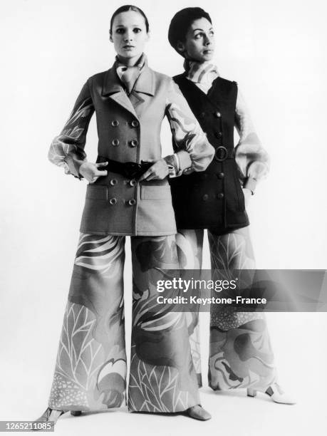 Mannequins présentant des modèles Jean-Louis Scherrer : un blazer chasuble entoilé de lin bleu marine sur un pantalon chemisier organza imprimé bleu...