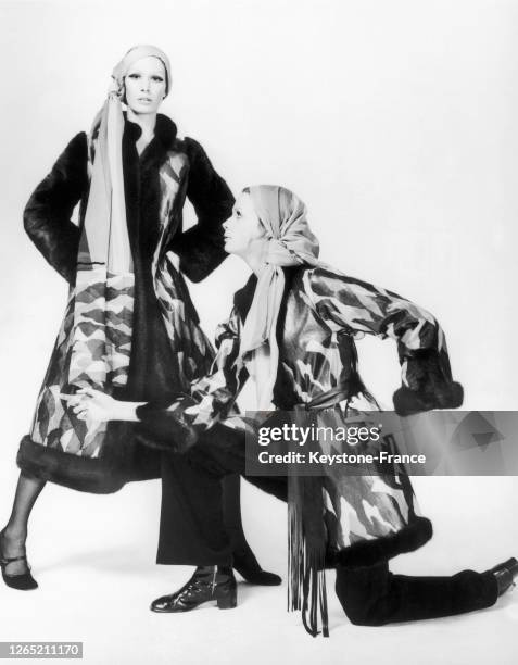 Mannequins présentant des modèles de manteaux de fourrure en vison de la Collection Hiver 1969 : à gauche, le maxi-coat du soir 'Aïcha' dont la peau...