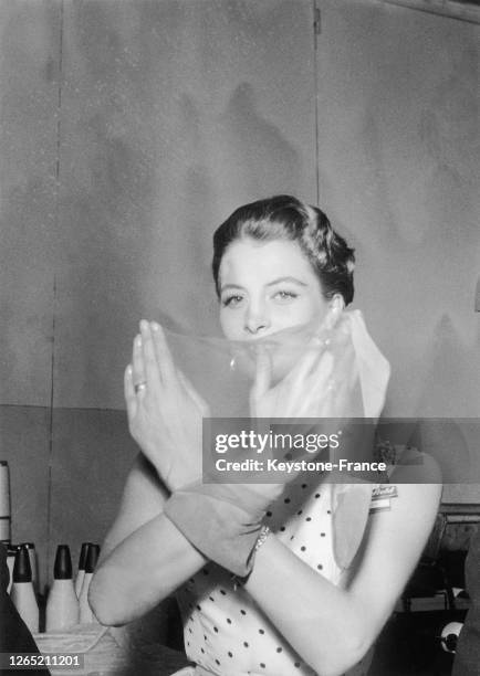 1953.LE MANNEQUIN CAPUCINE PRESENTANT DES BAS NYLON