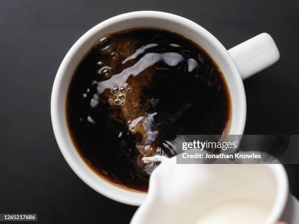 milk pouring into coffee - tazza di latte dall'alto foto e immagini stock