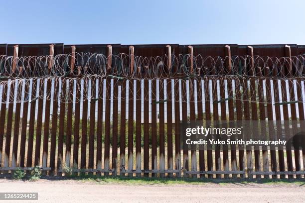 the us/mexico border wall in douglas, arizona usa - patrulla de frontera fotografías e imágenes de stock