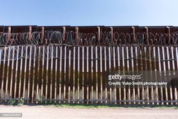 the us/mexico border wall in douglas, arizona usa - sonora mexico foto e immagini stock