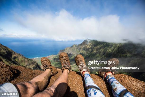 na pali coast park cliff hiking - muddy boot stock pictures, royalty-free photos & images