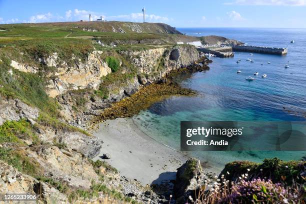 Ile d'Ouessant, Ushant Island : creek and cliffs along the coast.