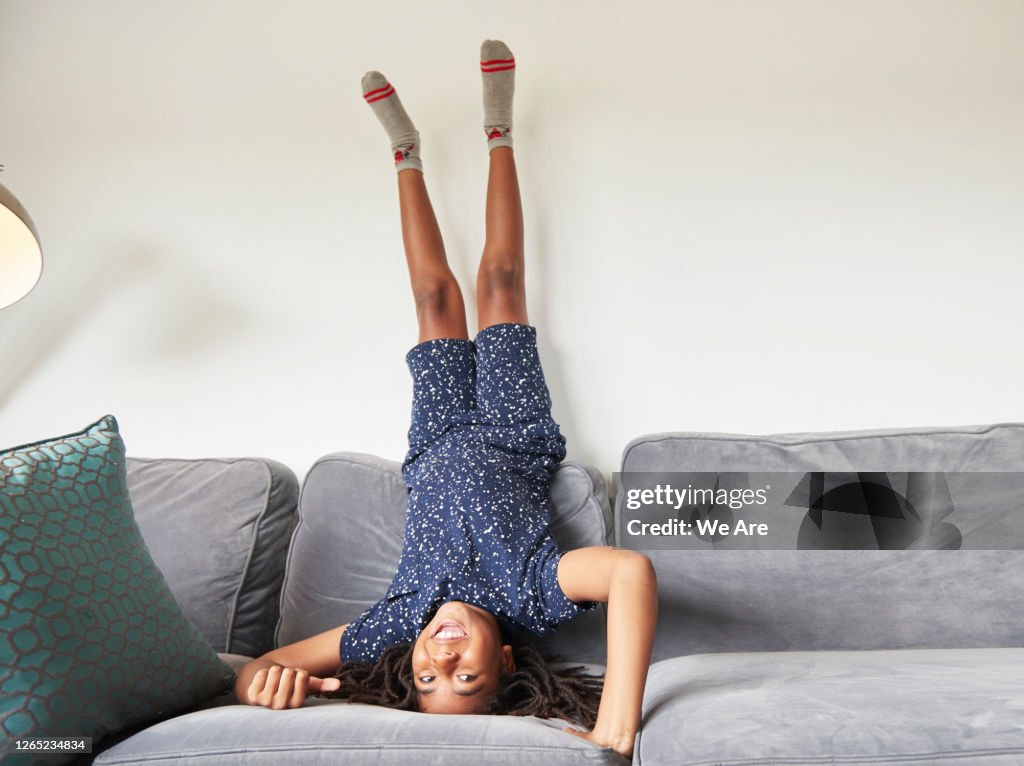 fængelsflugt Notesbog Burger Boy Doing Headstand On Sofa High-Res Stock Photo - Getty Images