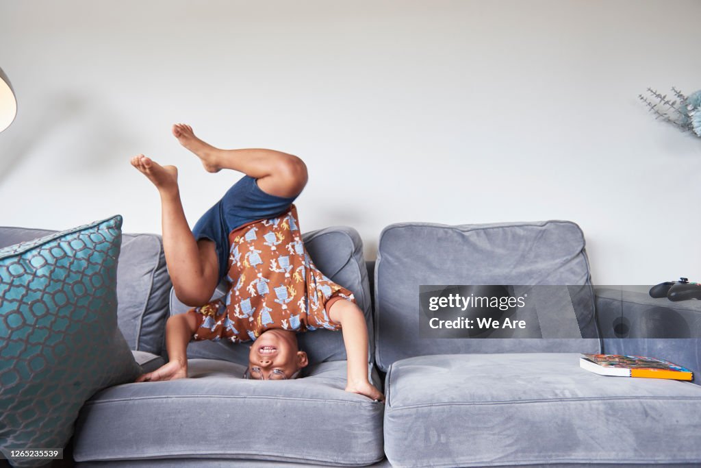 fængelsflugt Notesbog Burger Boy Doing Headstand On Sofa High-Res Stock Photo - Getty Images