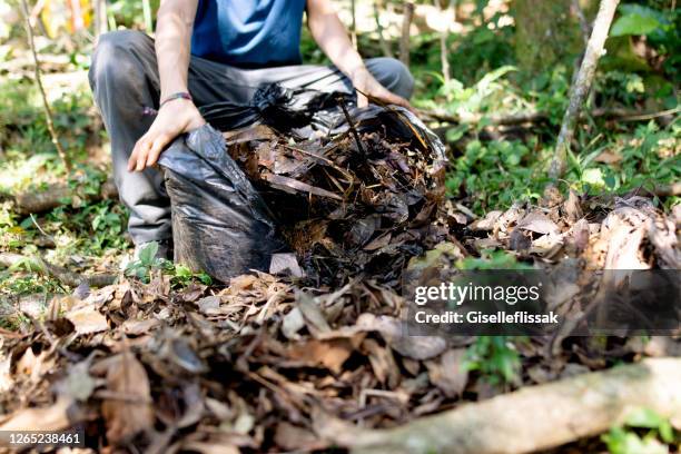 het composteren van de mens in zijn tuin - compost garden stockfoto's en -beelden