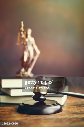 Gavel en el escritorio con Lady Justice Gavel en el escritorio con Lady Justice