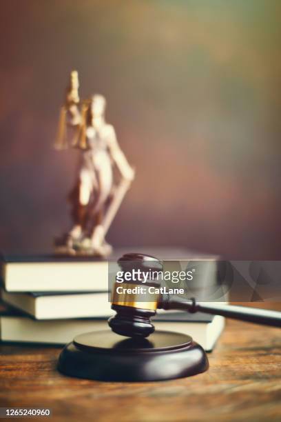 hamer op bureau met lady justice - gerechtigheid stockfoto's en -beelden