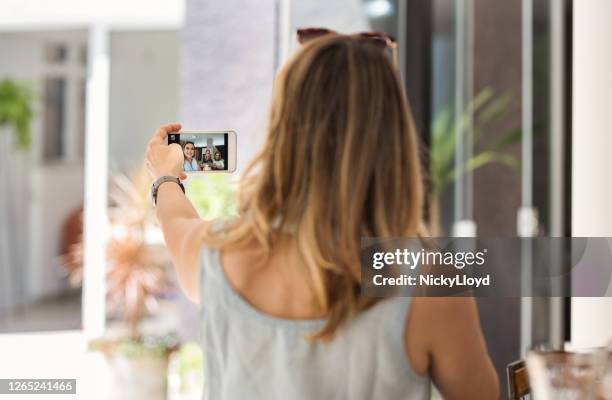 kijk hier meisjes - look back stockfoto's en -beelden