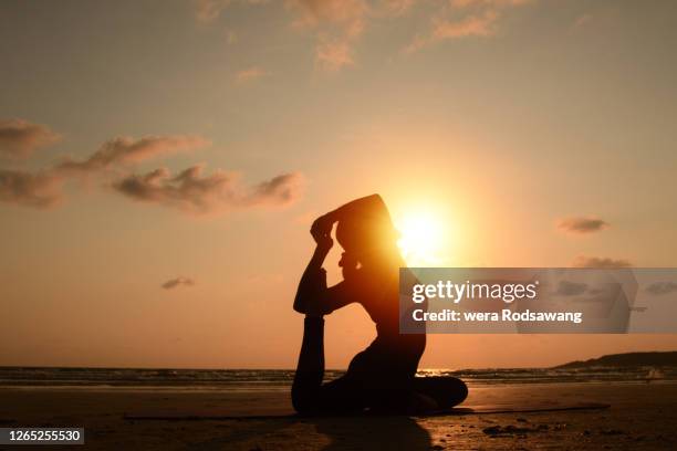 yoga silhouette poses king pigeon asana - sunrise yoga foto e immagini stock