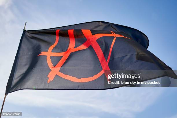 an anarchy flag blowing in the wind - símbolo da anarquia imagens e fotografias de stock