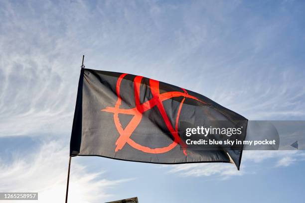 an anarchy flag blowing in the wind - símbolo da anarquia - fotografias e filmes do acervo