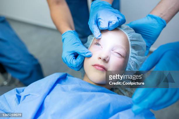 child at the hospital. - compassionate eye stockfoto's en -beelden