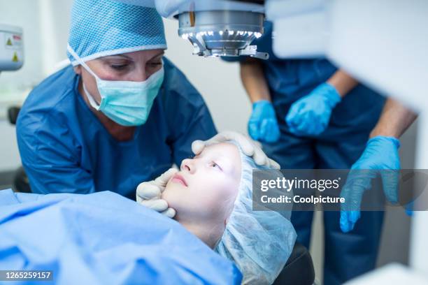 child at the hospital. - neurosurgery stock-fotos und bilder
