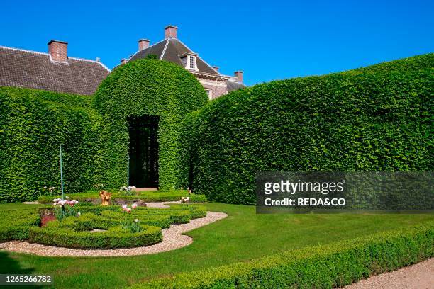 Paleis Het Loo. Apeldoorn. Holland. The Queen's garden. Vegetal gallery of Carpinus.