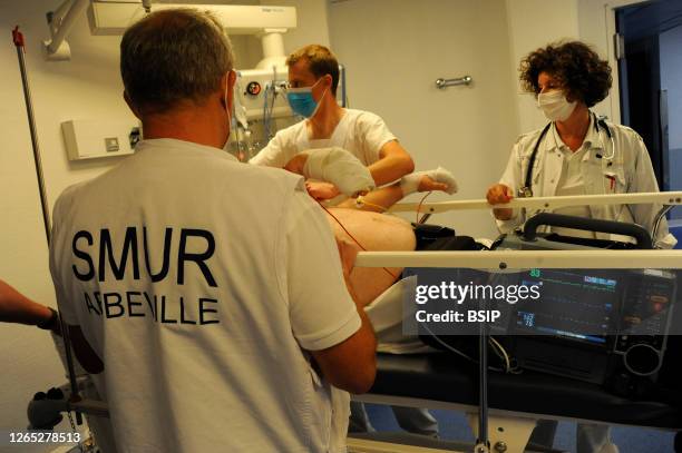 Support by the SDIS 80 firefighters and the SMUR teams from Abbeville, emergency doctor, State-certified nurse anesthetist and paramedic of a person...