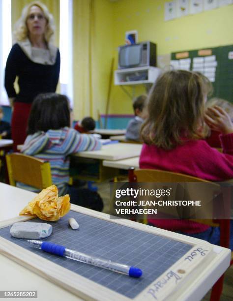 Une institutrice de cours préparatoire interroge ses élèves en classe, le 12 décembre 2005 dans une école de Vacherauville.