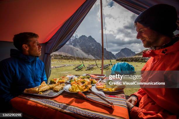 deux vététistes à l’aventure. - pérou photos et images de collection